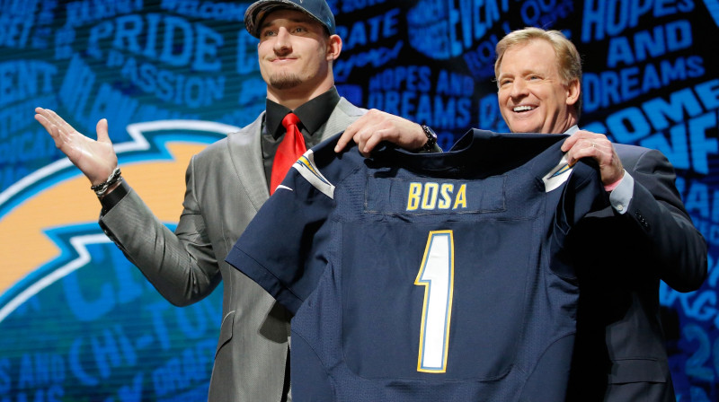 Džoijs Bosa (no kreisās) NFL drafta laikā.
Foto :AFP/Scanpix