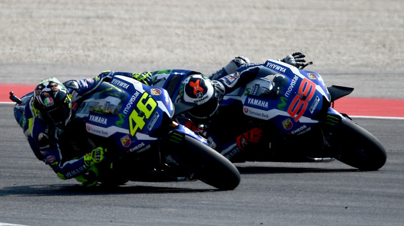 Rosi un Lorenso cīņa Misano trasē
Foto: AFP/Scanpix