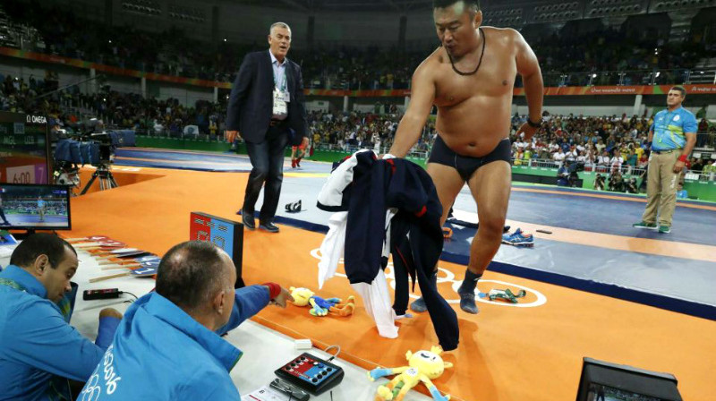 Mongolijas treneris izģērbjas 
Foto: AFP/Scanpix