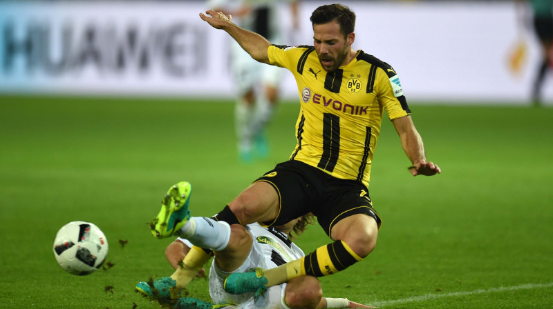 Dortmundes "Borussia" pussargs Gonzālo Kastro
Foto: AFP/ Patrik Stollarz