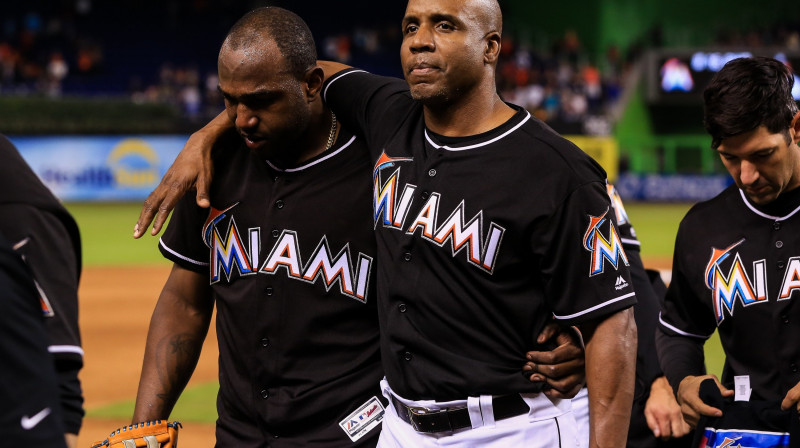 Marsels Ozuna (no kreisās) ar vienu no komandas treneriem un MLB leģendu Bariju Bondsu.
Foto: AFP/Scanpix