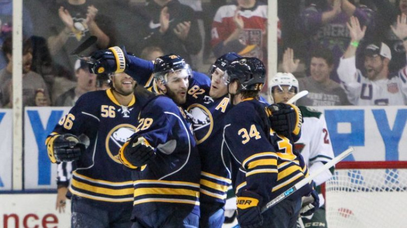 "Sabres" hokejisti apsveic Zemgu Girgensonu
Foto:  USA TODAY Sports/Sipa USA/Scanpix