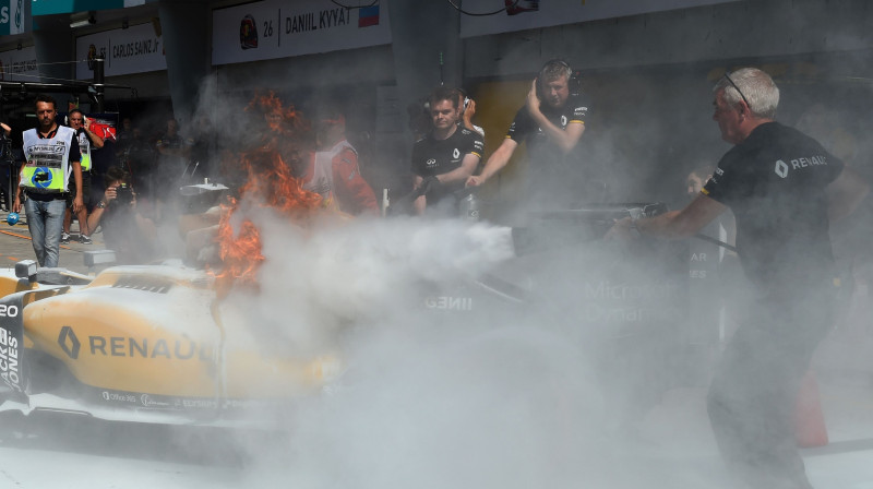 Tiek dzēsta degošā "Renault" formula
Foto: AFP/Scanpix