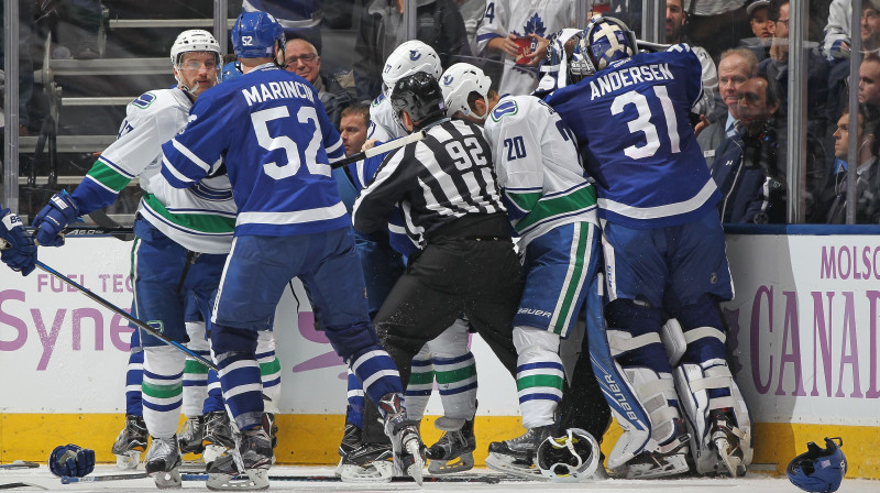 Viens no kautiņiem "Maple Leafs" un "Canucks" spēles pēdējā trešdaļā 
Foto: AFP/Scanpix