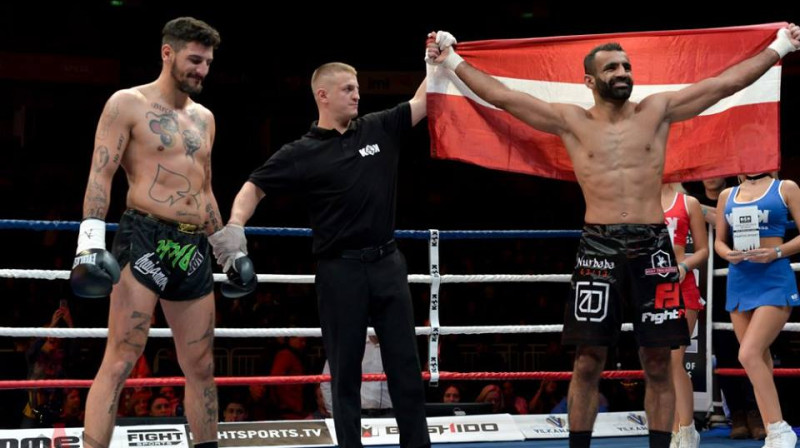 Zaurs Džavadovs (no labās) pēc uzvaras pār Mahmetu Ali Beliku
Foto: kokfights.com