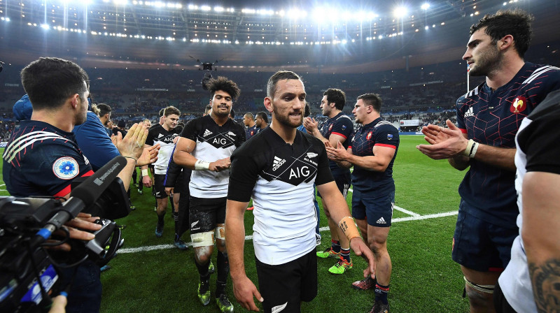 Jaunzēlandes izlase saņem Francijas komandas apsveikumus.
Foto: AFP/Scanpix