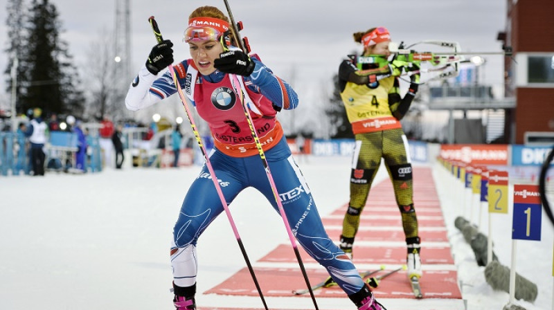 Gabriela Koukalova veikusi šaušanu un mūk no Lauras Dālmeieras
Foto: Anders Wiklund / TT