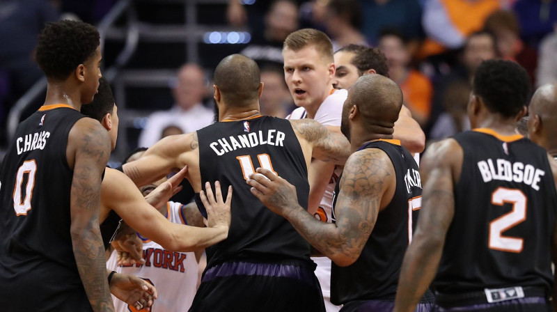 Kristaps Porziņģis ''Suns'' ielenkumā
Foto: AFP/Scanpix