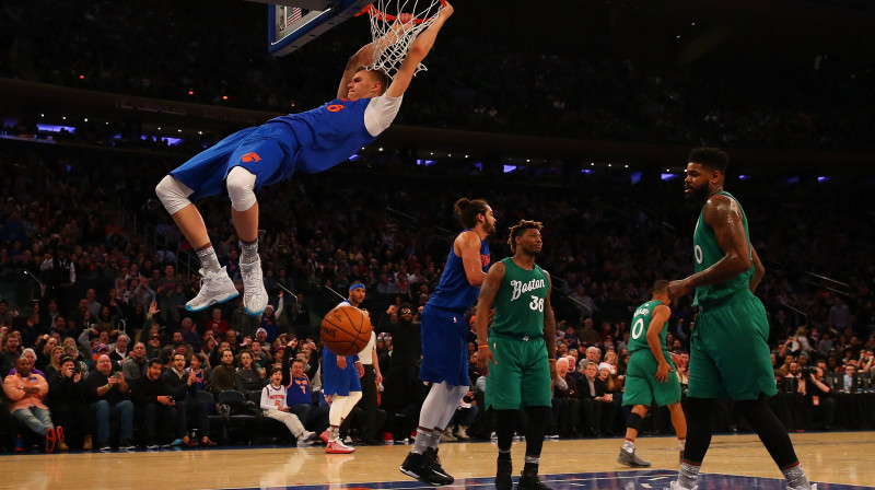 Kristaps Porziņģis triec bumbu grozā no augšas
Foto: AFP/Scanpix