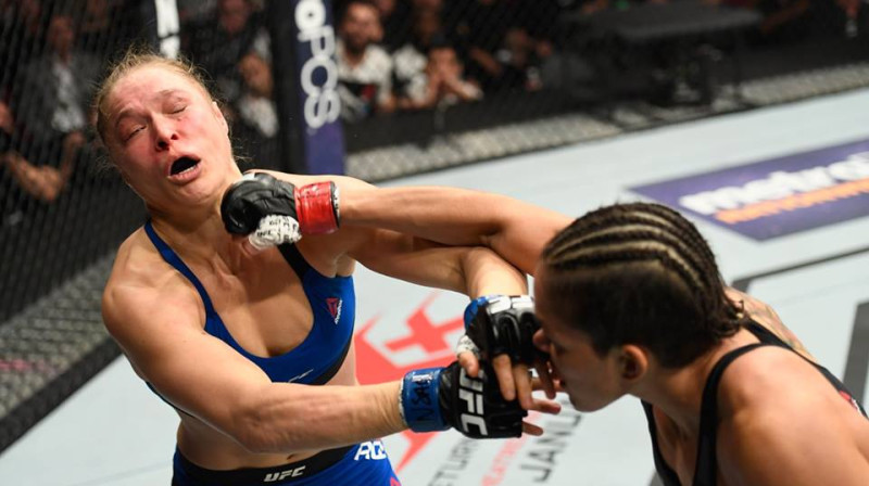 Ronda Rouzija (no kreisās) uzņem Amandas Nuņesas sitienu
Foto: ufc.com