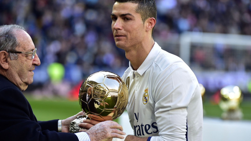 Krištianu Ronaldu ar ''Ballon d'Or'' balvu
Foto: AFP/Scanpix