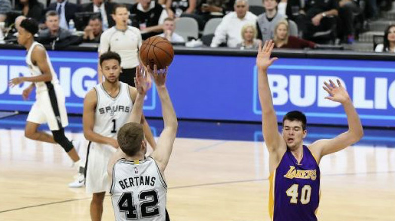 Dāvis Bertāns pret "Lakers"
Foto: Antonio Morano / kens5.com