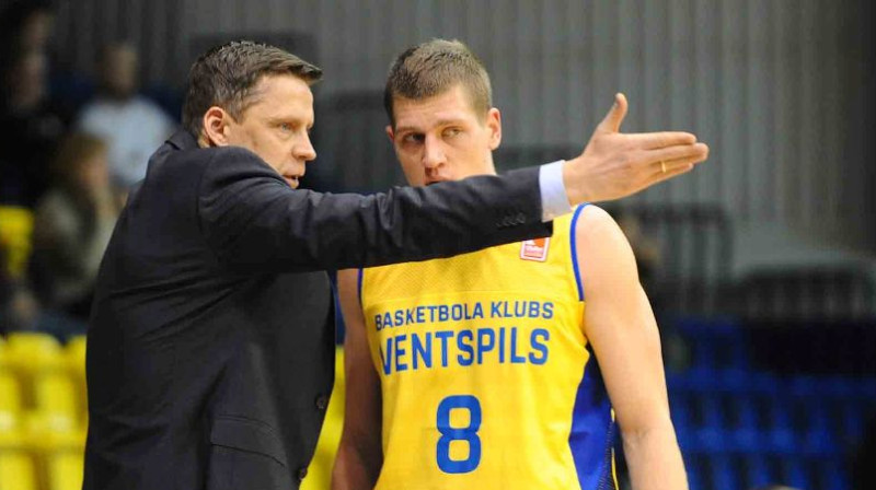 Kārlis Muižnies dod norādījumus Mārim Ziediņam
Foto: bkventspils.lv