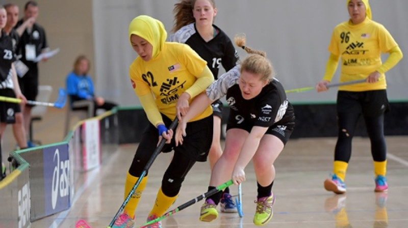 Cīnās Malaizijas un Jaunzēlandes izlases
Foto: IFF Floorball