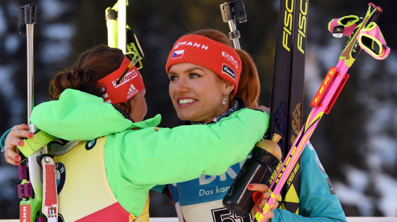 Laura Dālmeiera un Gabriela Koukalova - kura kuru apsveiks pēc stafetes finiša?
Foto: Yevgeny Tumashov/TASS