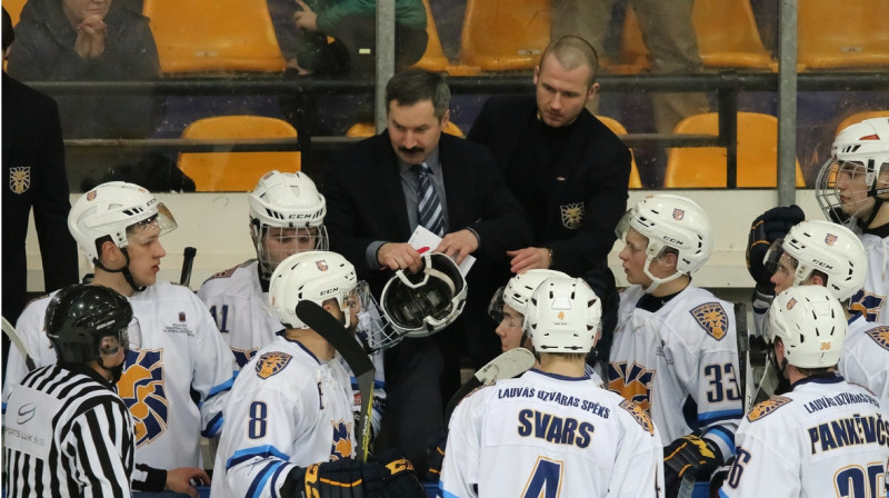 Hokeja skolas "Rīga" galvenais treneris Igors Smirnovs (pa kreisi)
Foto: Ģirts Gertsons
