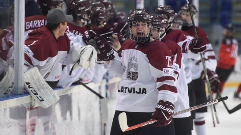 Rihards Paškausks un Latvijas U-18 izlase pēc vārtu guvuma pret Kanādu
Foto: http://u18worlds2017.iihf.com