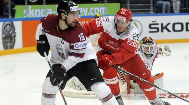 Kaspars Daugaviņš pirms gada PČ spēlē pret Dānijas aizsargu Oliveru Lauridsenu
Foto: Romāns Kokšarovs/F64