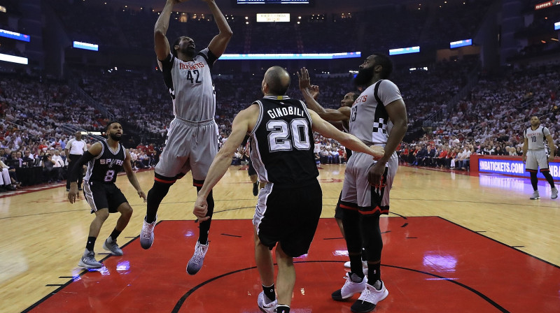 Nene uzbrukumā ''Spurs'' grozam
Foto: AFP/Scanpix