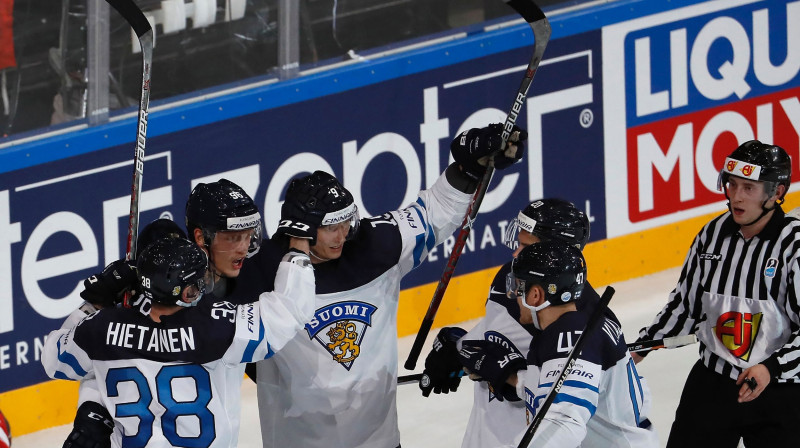 Somijas izlases hokejisti līksmo par gūtajiem vārtiem
Foto: Thomas Samson/AFP/Scanpix