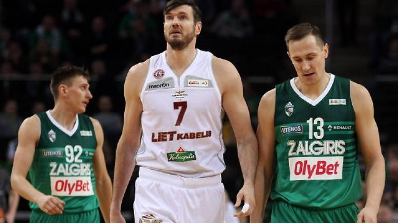 Pauļus Jankūns (Žalgiris) un Darjušs Lavrinovičs (Lietkabelis)
Foto: R. Achmedov