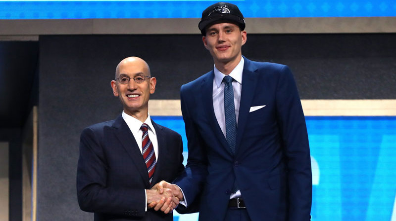 NBA komisārs Adams Silvers apsveic Anžeju Pasečņiku
Foto: AFP/Scanpix