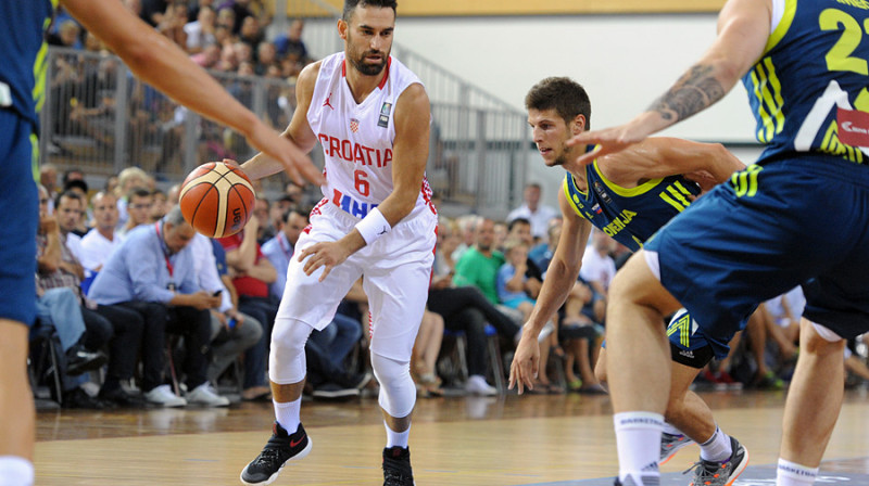 Marko Popovičs (Horvātija) ar bumbu spēlē pret Slovēniju
Foto: hks-cbf.hr