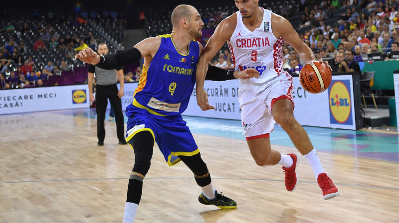 Dario Šaričs (Horvātija) lūko apspēlēt Vladu Moldoveanu (Rumānija)
Foto: Daniel Mihailescu/AFP/Scanpix