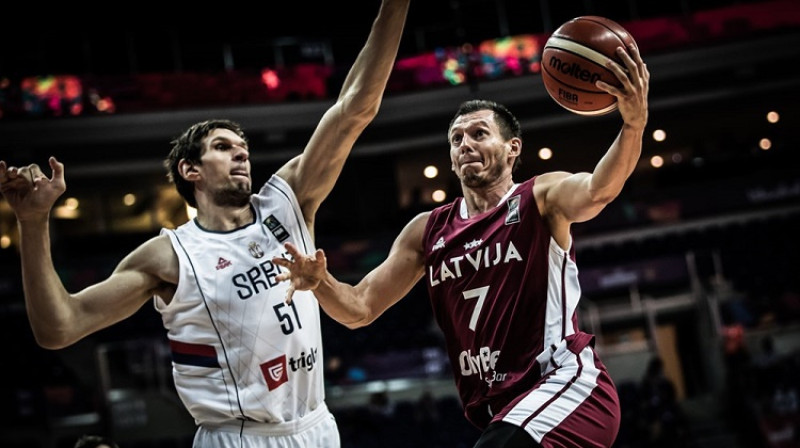 Latvijas kapteinis Jānis Blūms spēlē pret Serbiju
Foto: FIBA