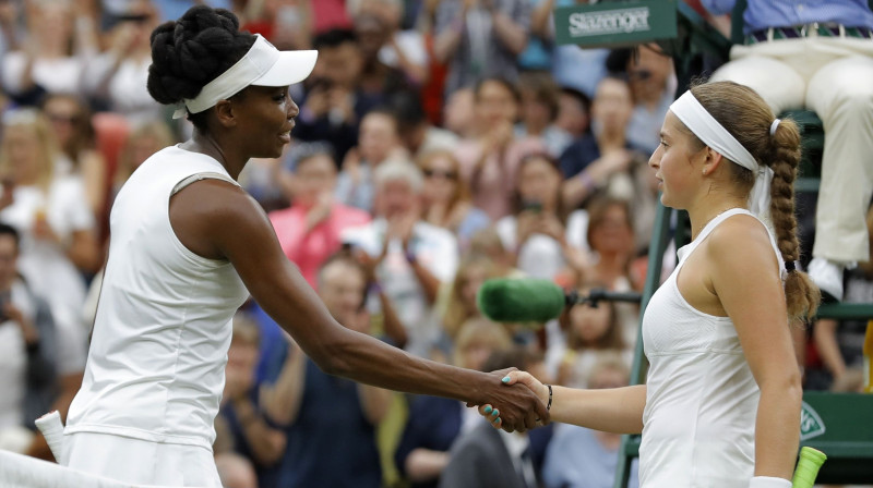 Venusa Viljamsa un Aļona Ostapenko 11. jūlijā Vimbldonā
Foto: AP/Scanpix