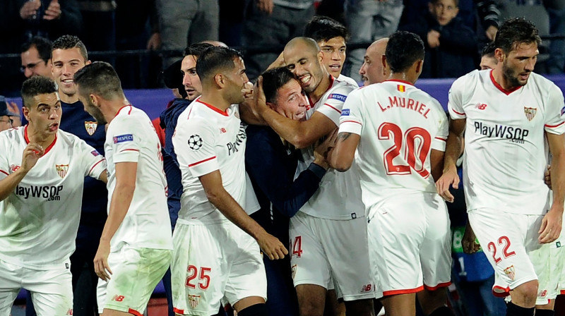 Eduardo Berizo (centrā) un "Sevilla" futbolisti 
Foto: AFP / Scanpix