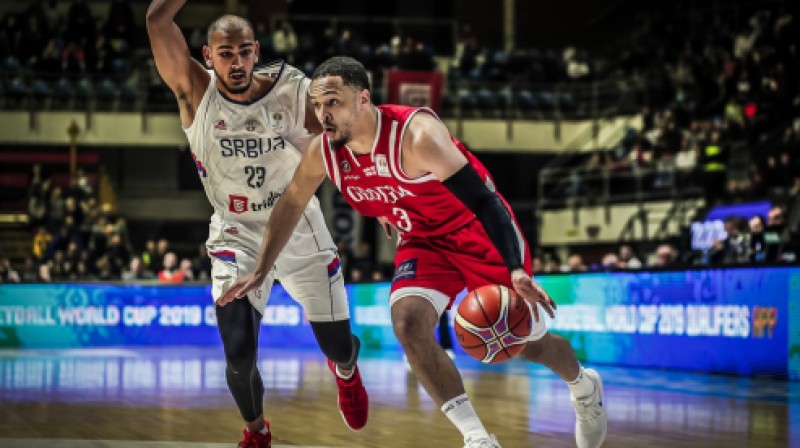 Stefans Peno pret Maiklu Diksonu
Foto: FIBA