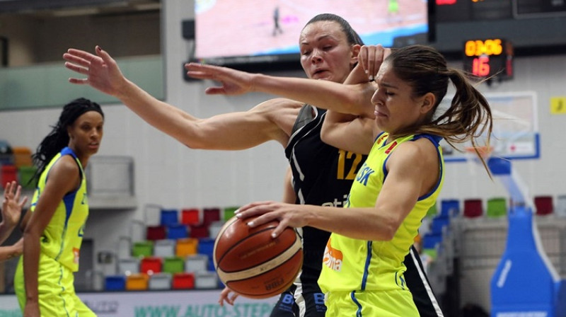 Anete Šteinberga cīņā ar Martu Čargaju
Foto: FIBA