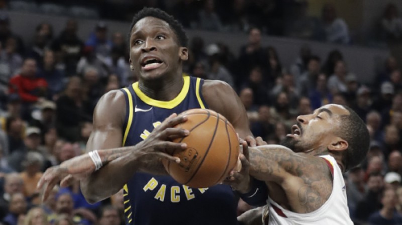 Viktors Oladipo pret Ērlu Džozefu Smitu
Foto: AP/Scanpix