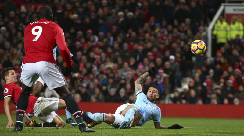 Nikolass Otamendi sit uzvaras vārtus pēc Romelu Lukaku kļūdas 

Foto: EPA/Scanpix