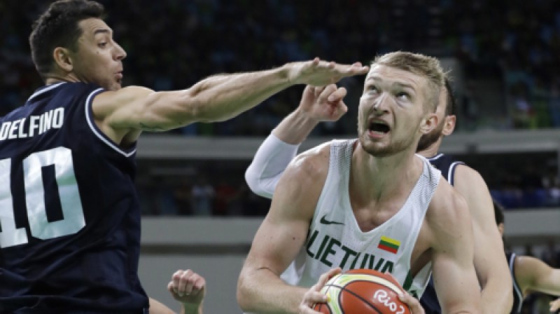 Domants Sabonis olimpiskajās spēlēs pret Karlosu Delfino
Foto: AP/Scanpix