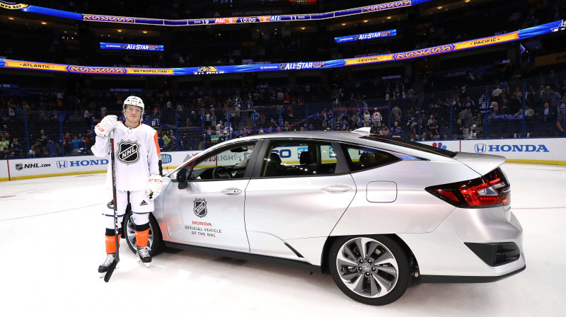 Broks Besers ar savu MVP balvu - "Electric Honda" automašīnu 
Foto: AFP / Scanpix