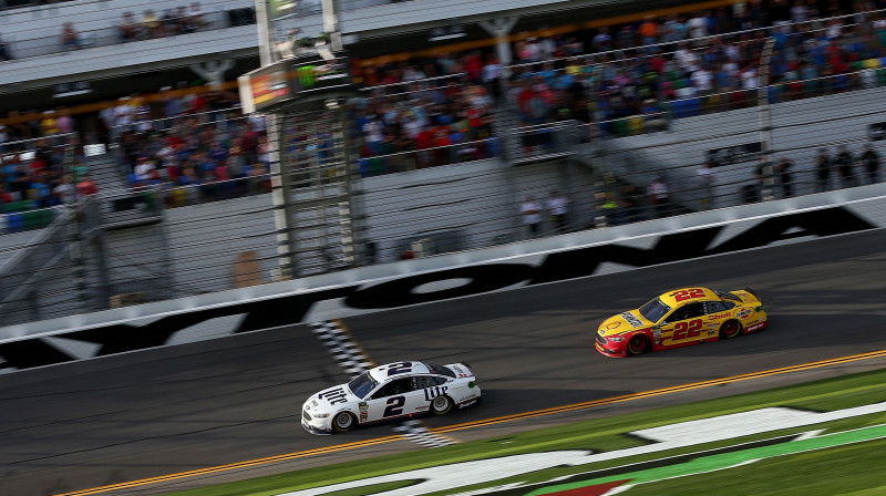 Brets Keslovskis un Džoijs Logano izcīna dubultuzvaru "Team Penske" komandai.
Foto: AFP/Scanpix