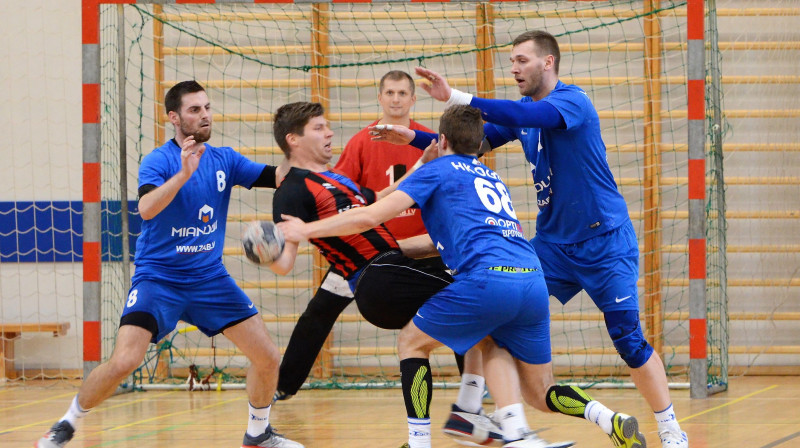 Artūrs Lazdiņš (Celtnieks) Ogres spēlētāju ielenkumā. Foto: GL Sports Photography