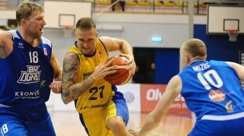 Aigars Šķēle pret Jāni Pozņaku un Lauri Mizi
Foto: BK Ventspils