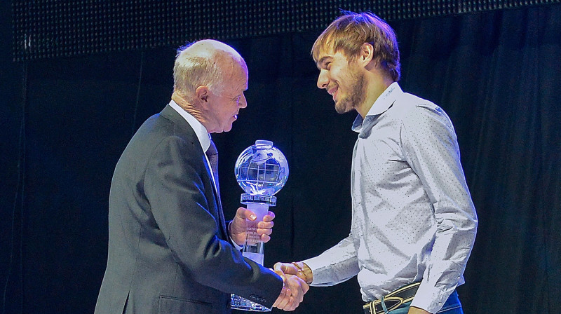 IBU prezidents Andešs Beseberjs un no Pjončhanas spēlēm diskvalificētais, bet PK startējušais Antons Šipuļins 
Foto: Tass / Scanpix