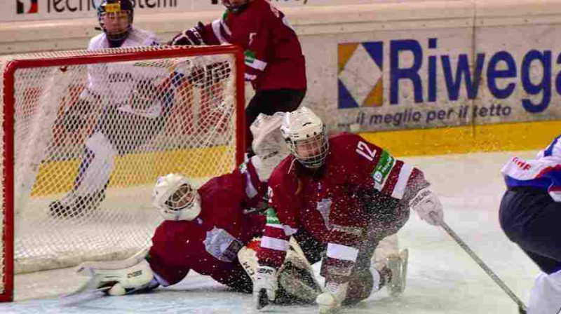 Bīstams moments pie Kristiānas Apsītes vārtiem
Foto: https://www.facebook.com/IIHFWorldChampionshipAsiago/