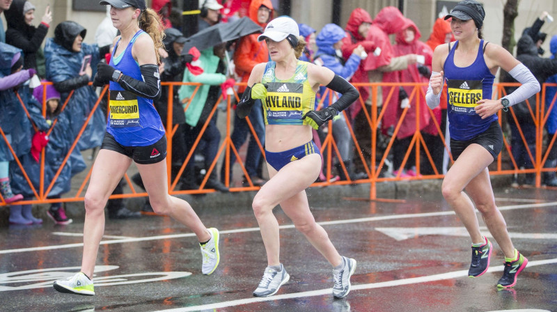 Sāra Sellersa (pa labi) Bostonas maratonā
Foto: AFP/Scanpix