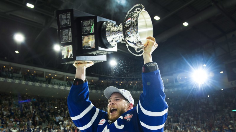 Toronto "Marlies" kapteinis Bens Smits ar Kaldera kausu
Foto: AP/Scanpix