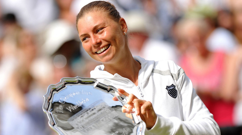 Vera Zvonarjova Vimbldonā pirms astoņiem gadiem ar 2. vietas trofeju
Foto: AFP/Scanpix