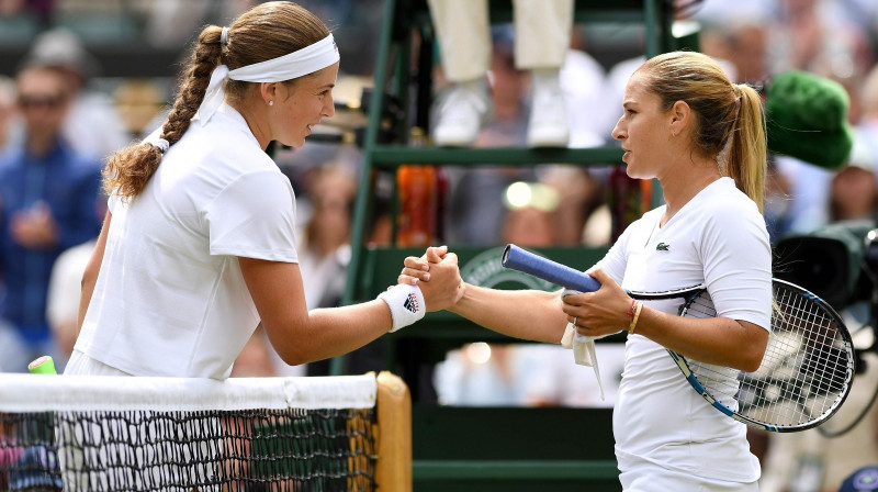 Aļona Ostapenko un Dominika Cibulkova
Foto: AFP/Scanpix