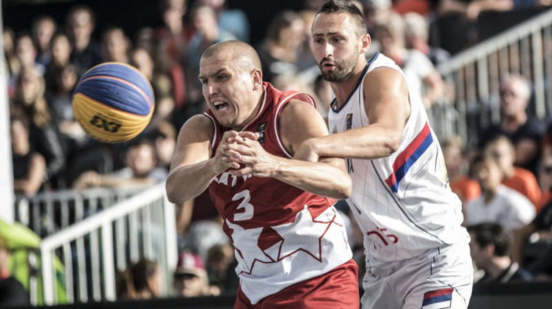 "Rīgas" basketbolists Edgars Krūmiņš cīņā pret pasaules ranga līderi serbu Dejanu Majstoroviču 2017. gada Eiropas kausā.
FIBA foto