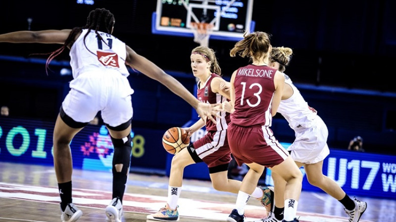 Una Šteinharde un Anita Miķelsone spēlē pret Franciju
Foto: FIBA