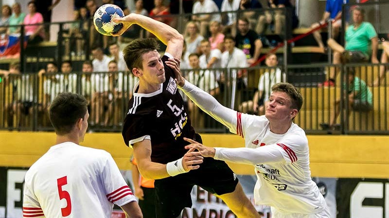 Guntis Piļpuks (ar bumbu) 
Foto: Handball Austria