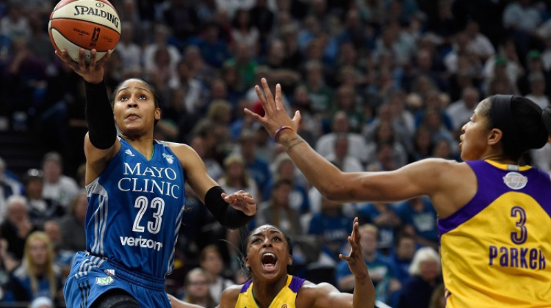 Maja Mūra, Nnemkadi Ogvumīke, Kendisa Pārkere 2016. gada WNBA finālā
Foto: AFP/Scanpix